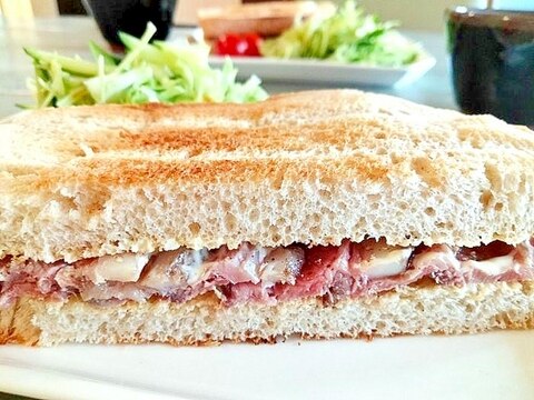 柚子胡椒マヨのローストビーフサンド